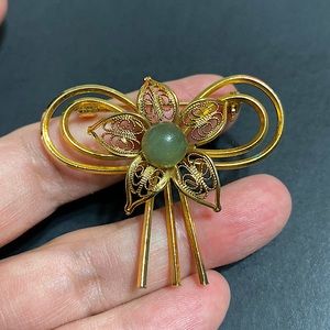 🖤Vtg💕Jade flower ribbon brooch